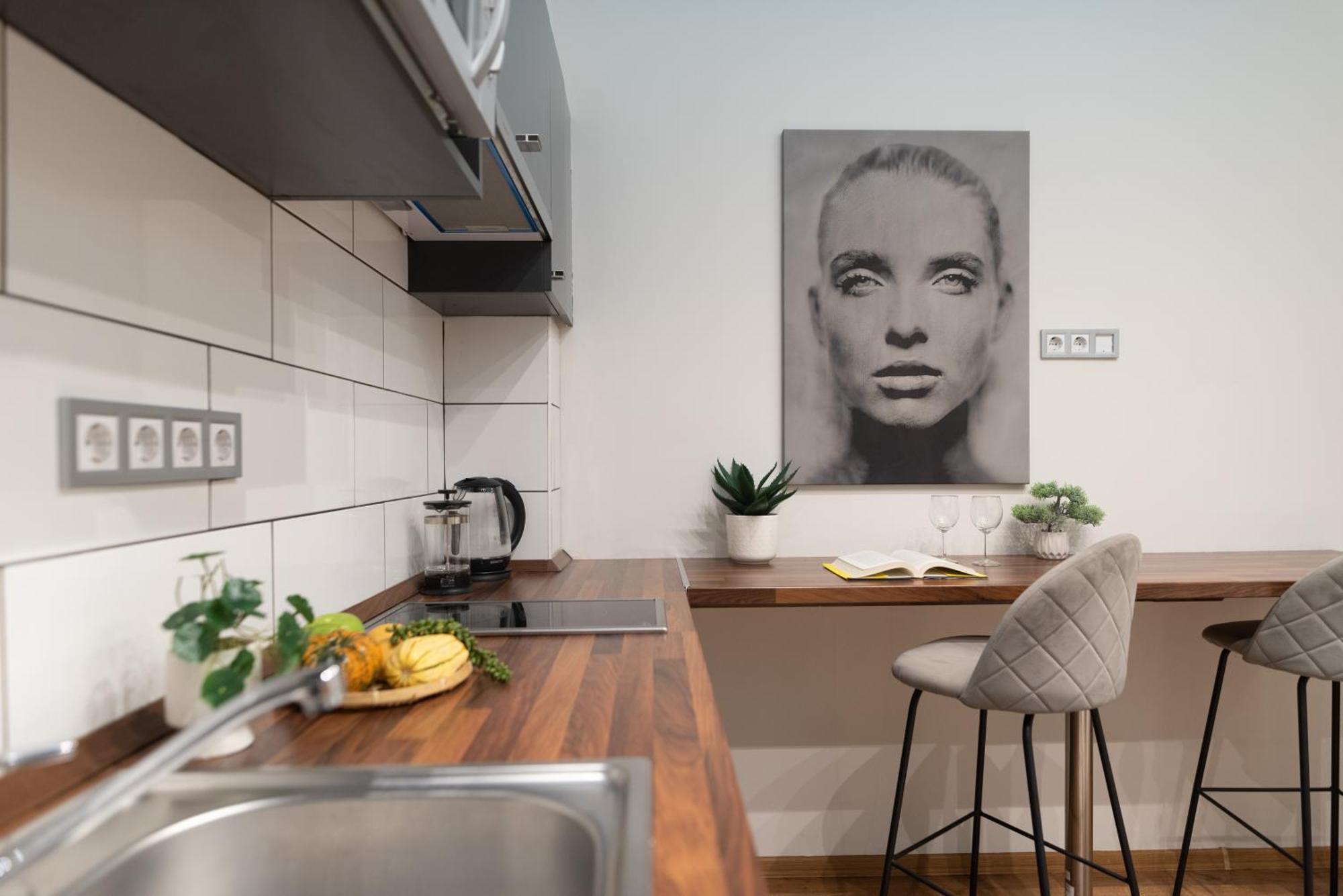 Chic Central 1Br Retreat Near New York Cafe With View บูดาเปสต์ ภายนอก รูปภาพ
