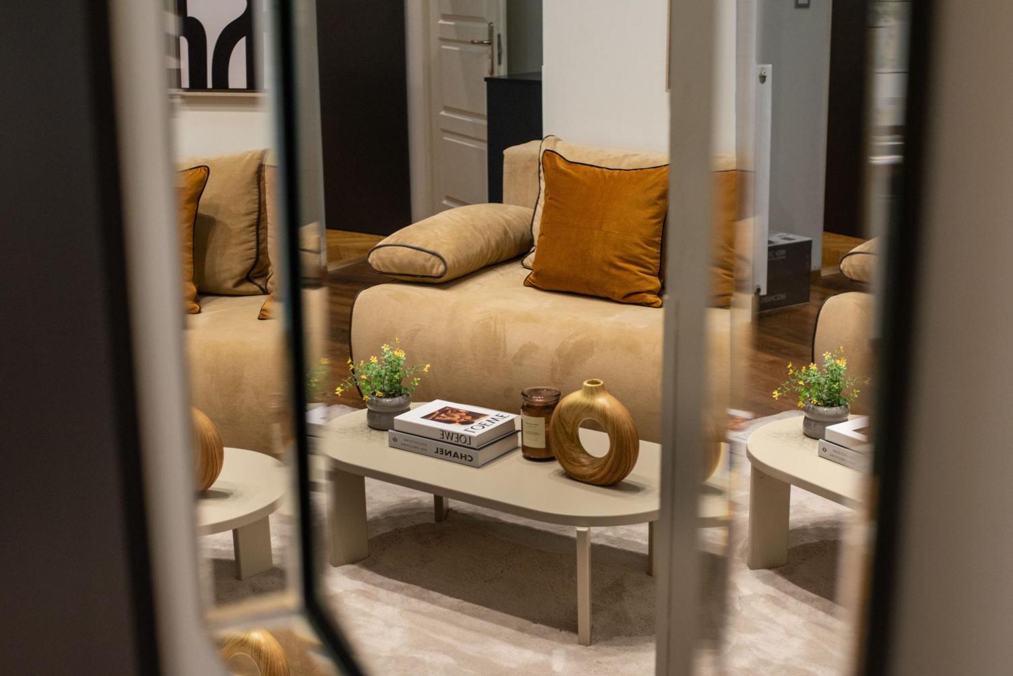 Chic Central 1Br Retreat Near New York Cafe With View บูดาเปสต์ ภายนอก รูปภาพ