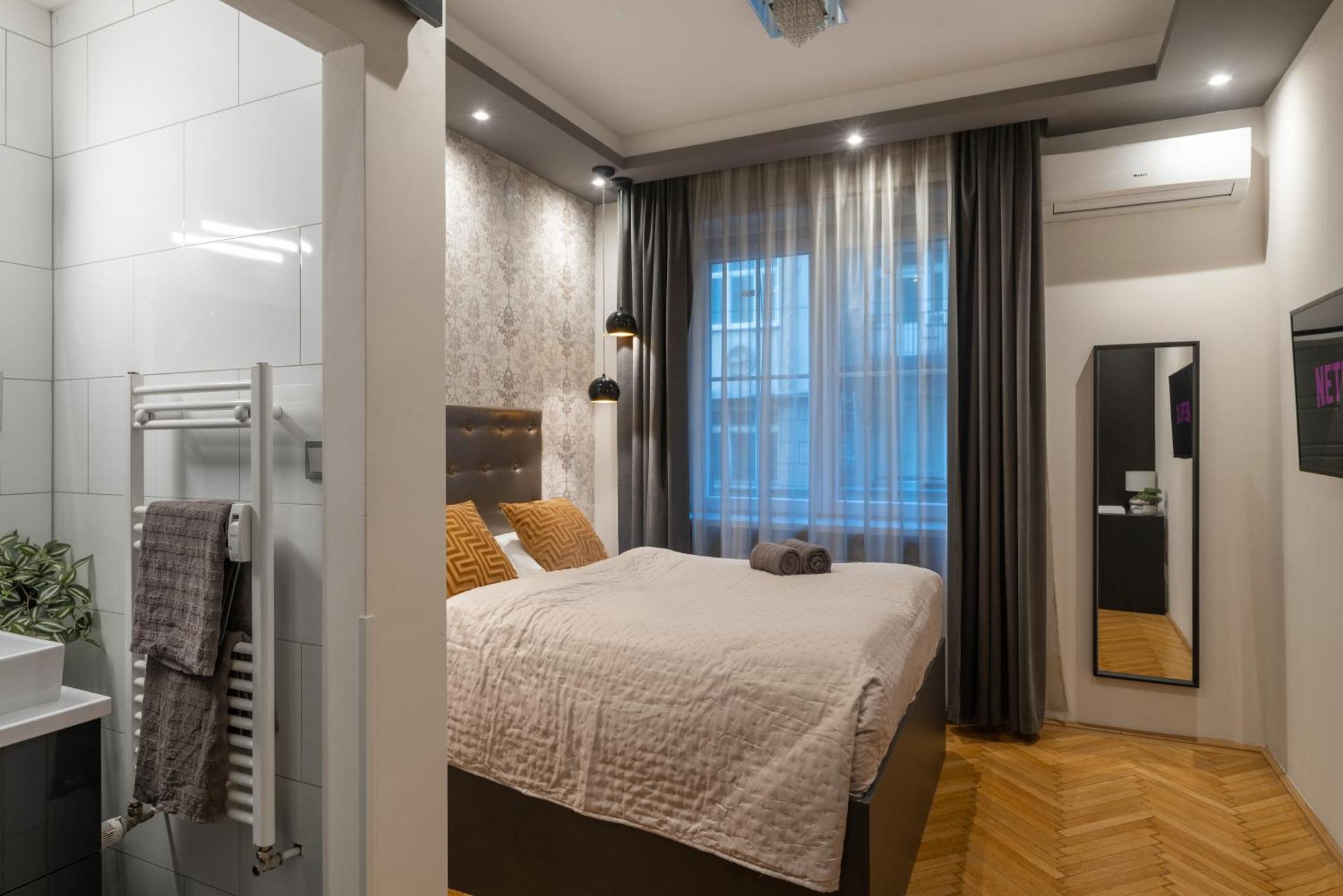Chic Central 1Br Retreat Near New York Cafe With View บูดาเปสต์ ภายนอก รูปภาพ