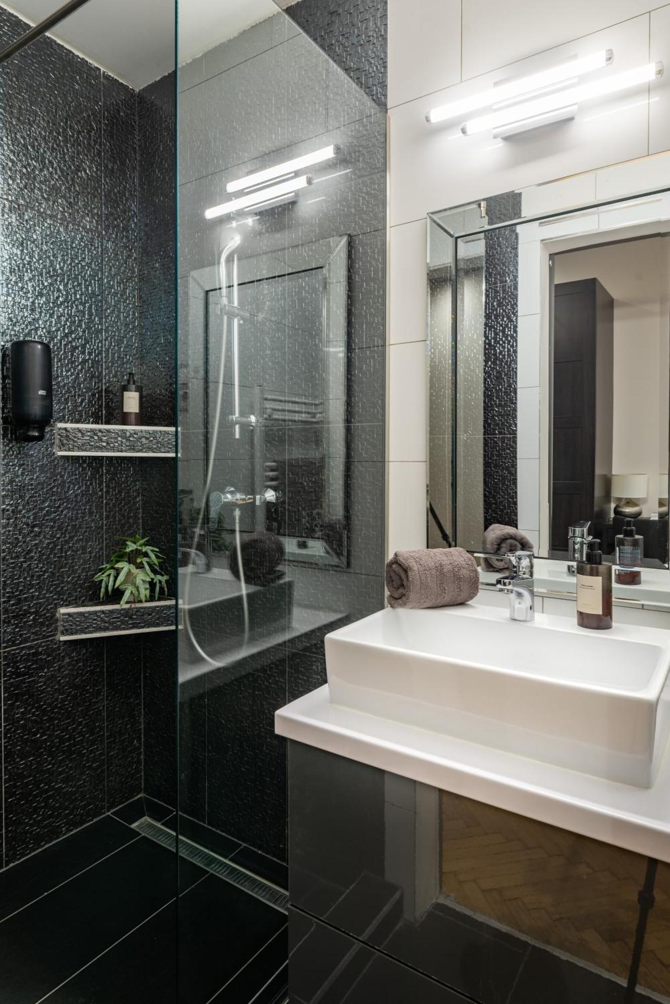 Chic Central 1Br Retreat Near New York Cafe With View บูดาเปสต์ ภายนอก รูปภาพ