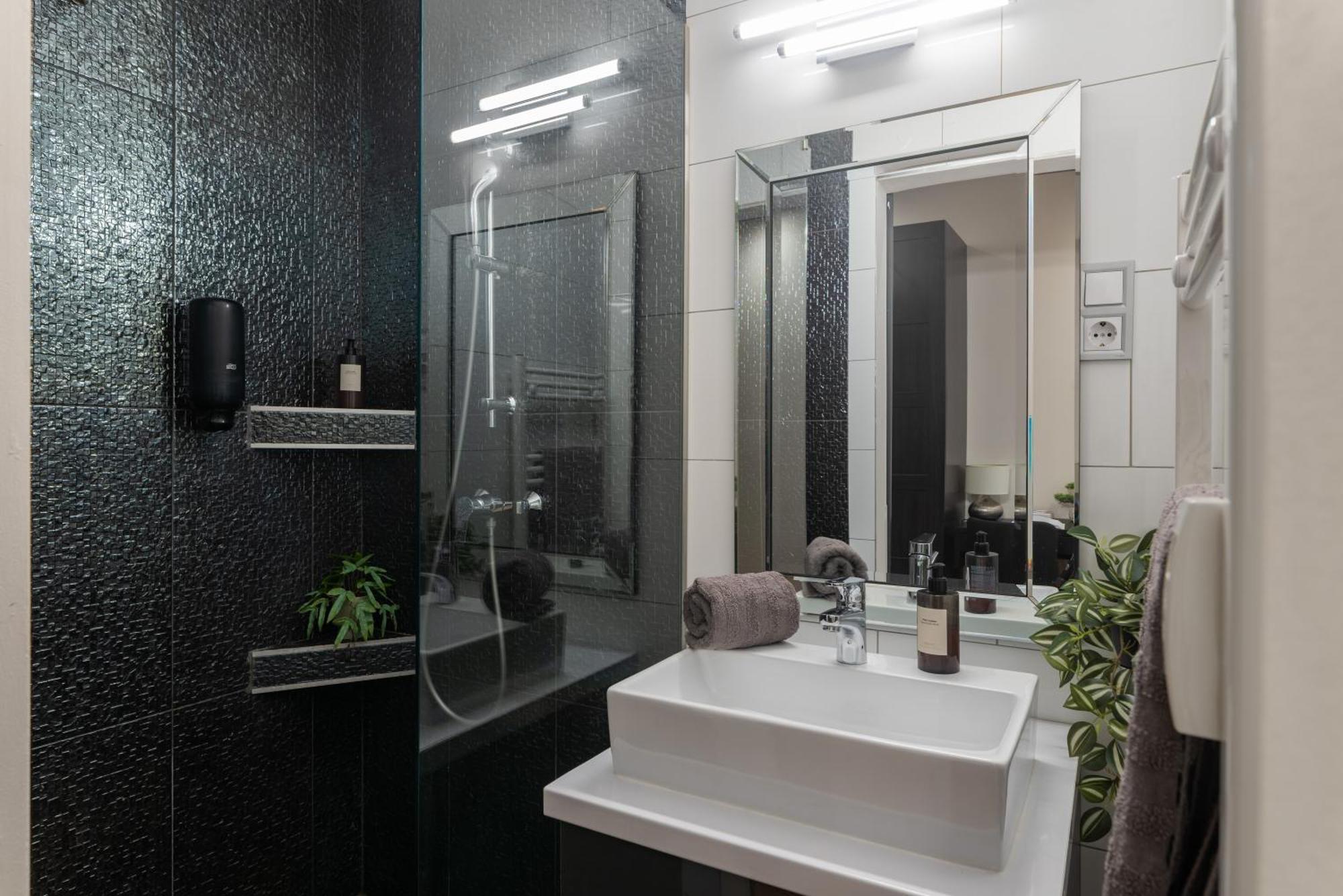 Chic Central 1Br Retreat Near New York Cafe With View บูดาเปสต์ ภายนอก รูปภาพ